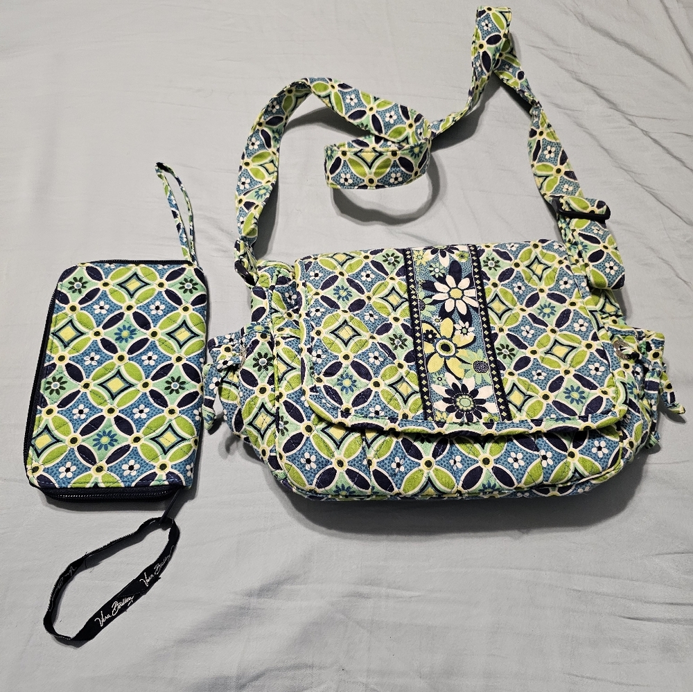 Vera Bradley EUC Daisy Daisy Crossbody Bag and Wallet Set